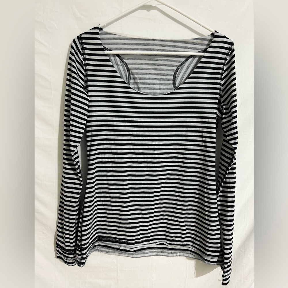 LULULEMON LONG SLEEVE BLACK WHITE LONG SLEEVE SHIRT WOMEN'S SIZE 10- fits like 8